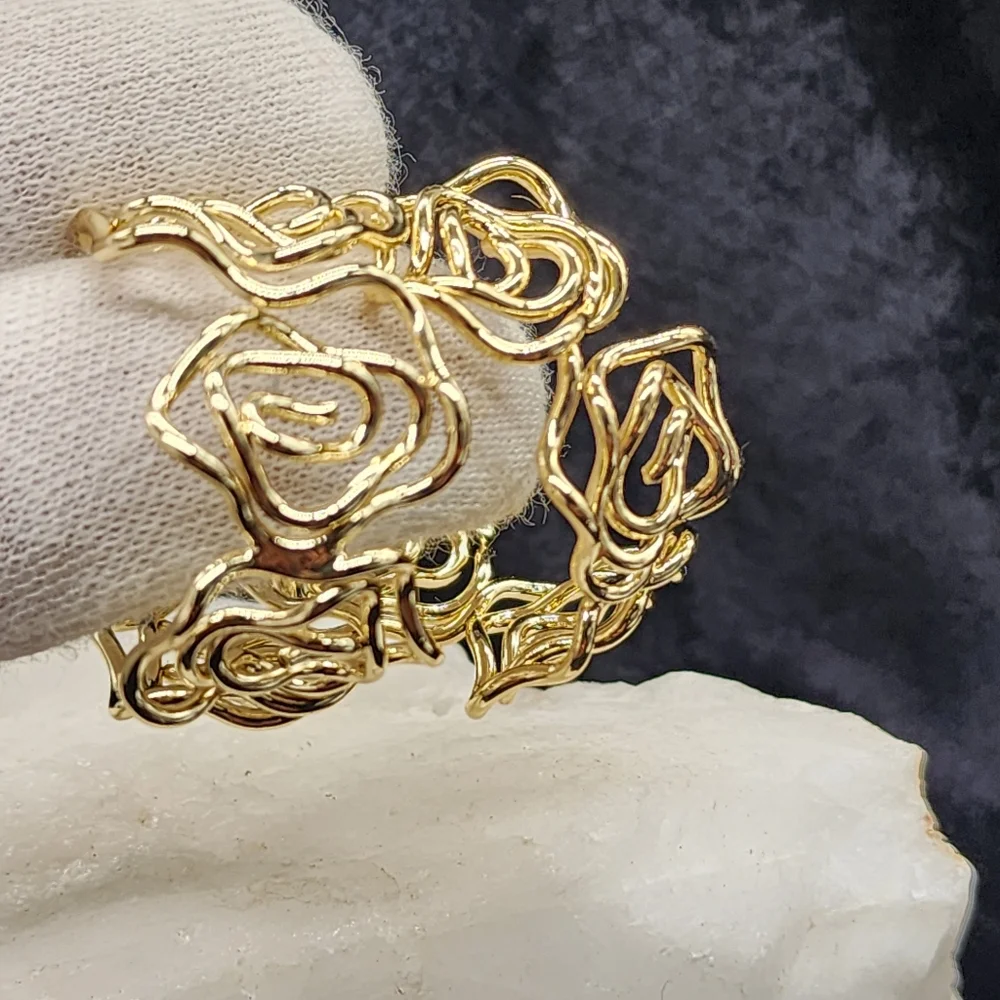 Unique Hoops Rhodium 18 kt Gold Plated Earrings/Studs Floral Design
